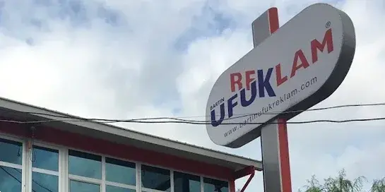 Gölbucağı’ndaki Ufuk Reklam atölyesi ve UFUK REKLAM totem tabelası
